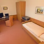 Klein Frankfurt East מלון 3*